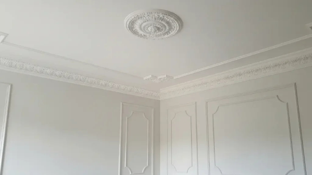 Teto e paredes clássicas com detalhes ornamentados em gesso, ilustrando a aplicação tradicional e a diferença entre gesso e drywall.