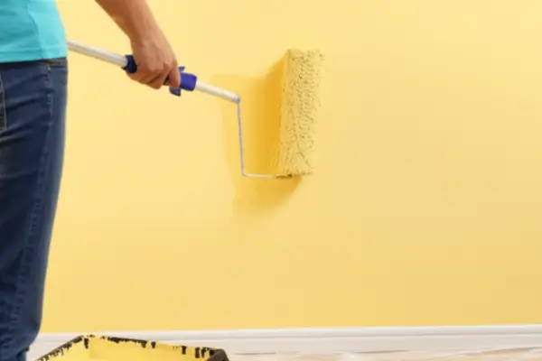 Como pintar parede sozinha com rolo de pintura, mostrando uma técnica fácil para um acabamento profissional em casa.