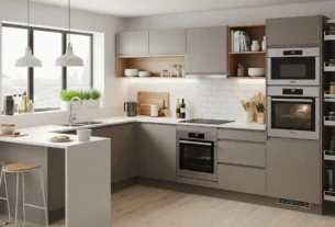 Pessoa iniciando um projeto de cozinha planejada com desenhos e painéis de inspiração.